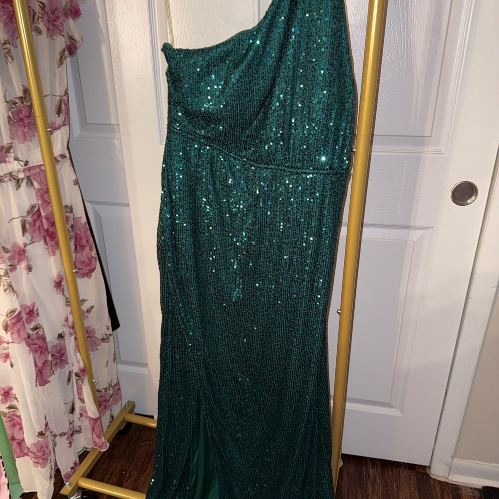 Emerald Green One-Shoulder Sequin Gown